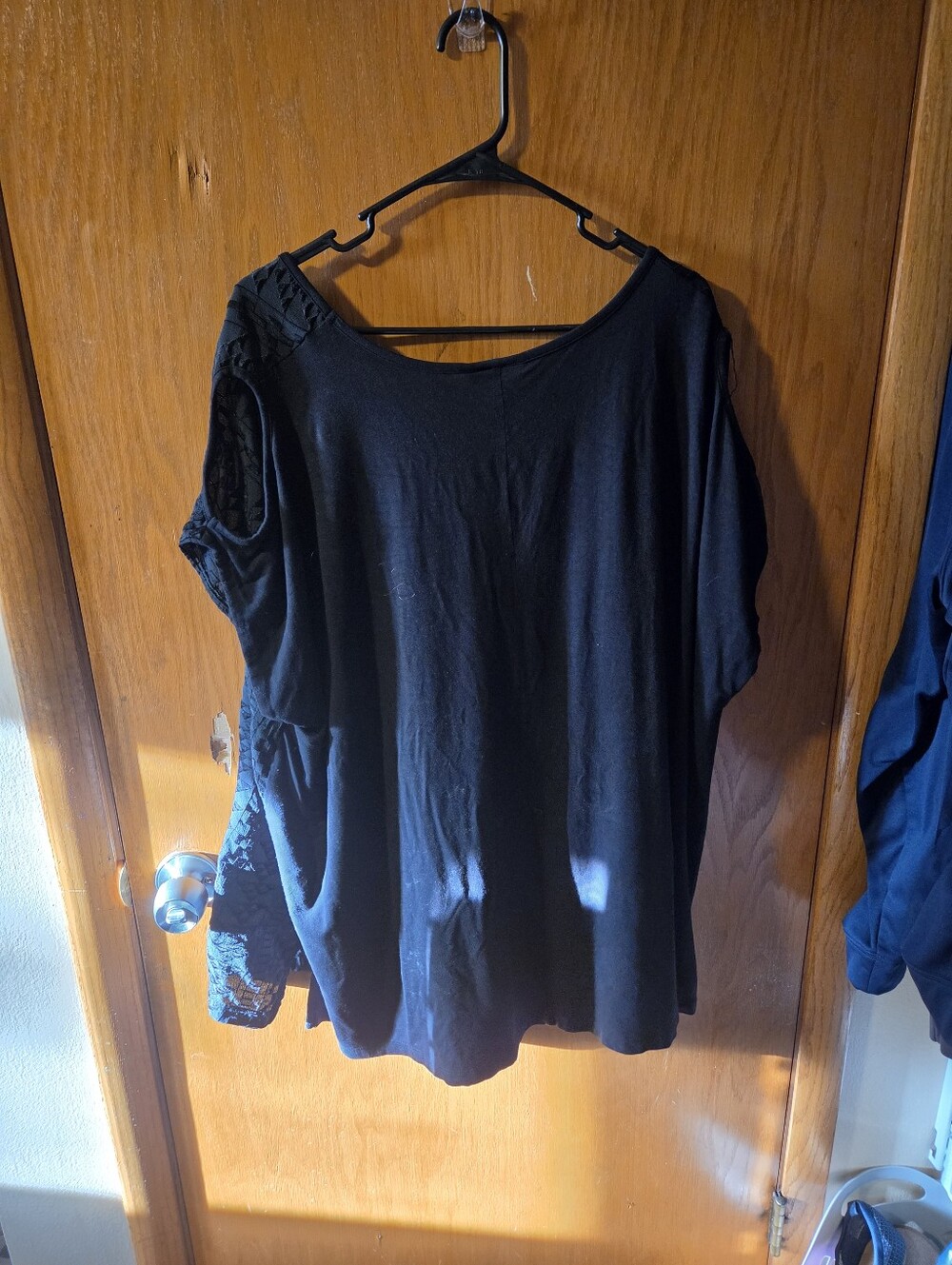 Black Women’s Short Sleeve Scoop Neck Top. Has Slits In Arms